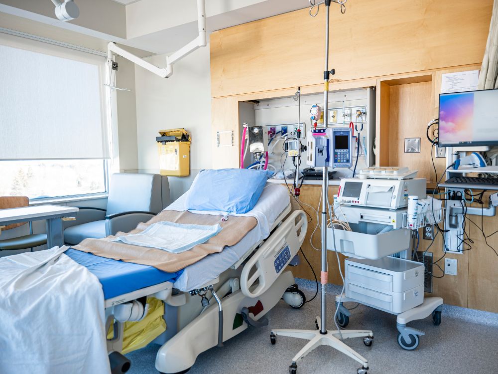Quarto hospitalar equipado para recuperação de paciente após procedimento médico, ilustrando depois da cirurgia quanto tempo fica no hospital durante o período de observação.